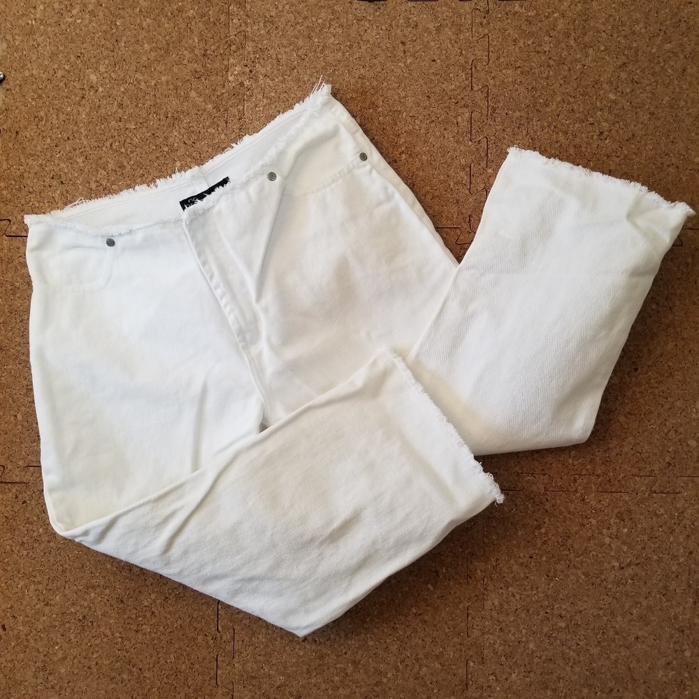 No Boundaries | Frayed Capri Jeans